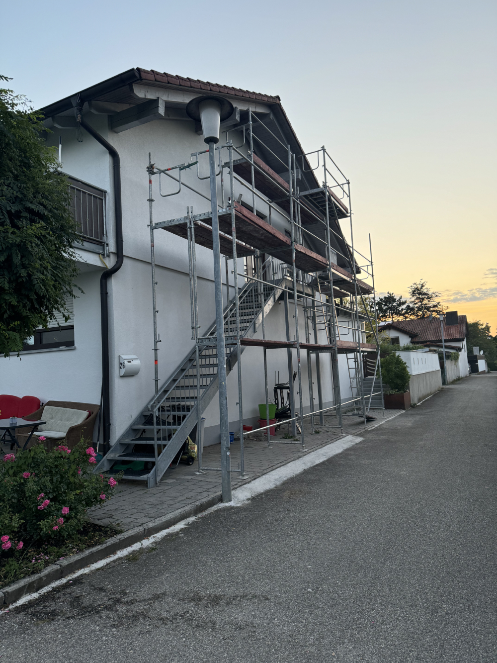 Fassadengestaltung – Außenanstrich eines Mehrfamilienhauses