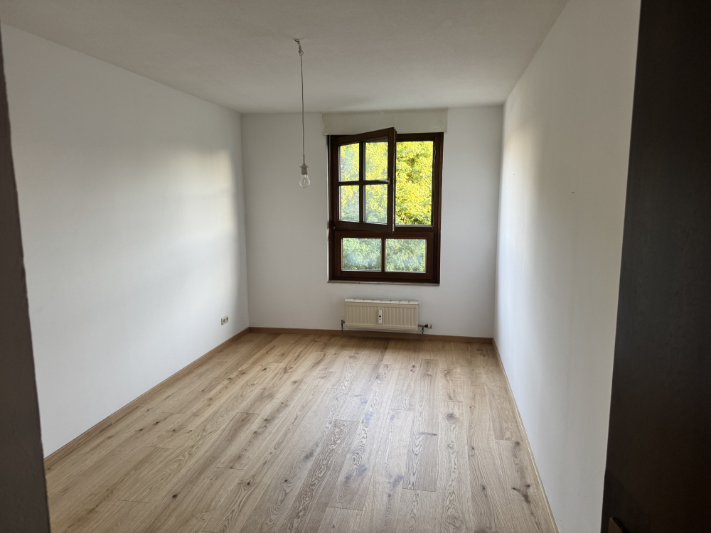 Renovierung mit Malerarbeiten – frischer Anstrich und neue Tapeten in modernem Wohnraum