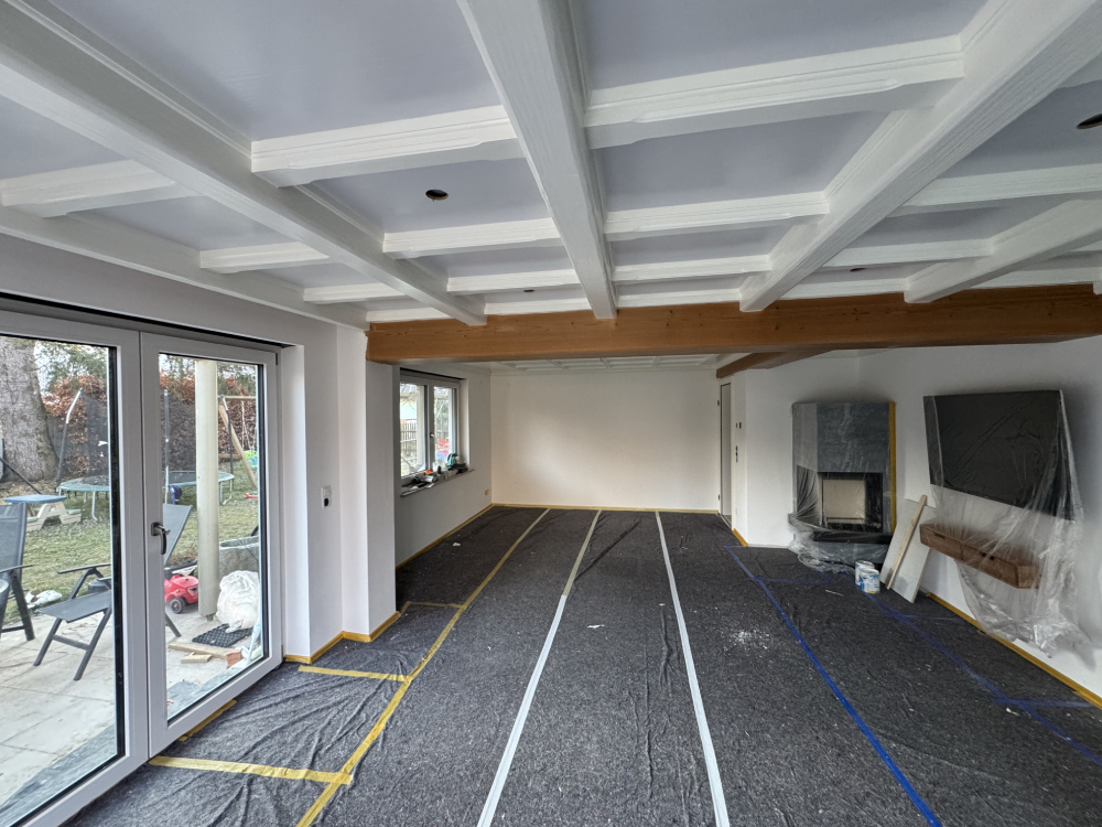 Malerarbeiten – frischer Innenanstrich in hellem Wohnzimmer