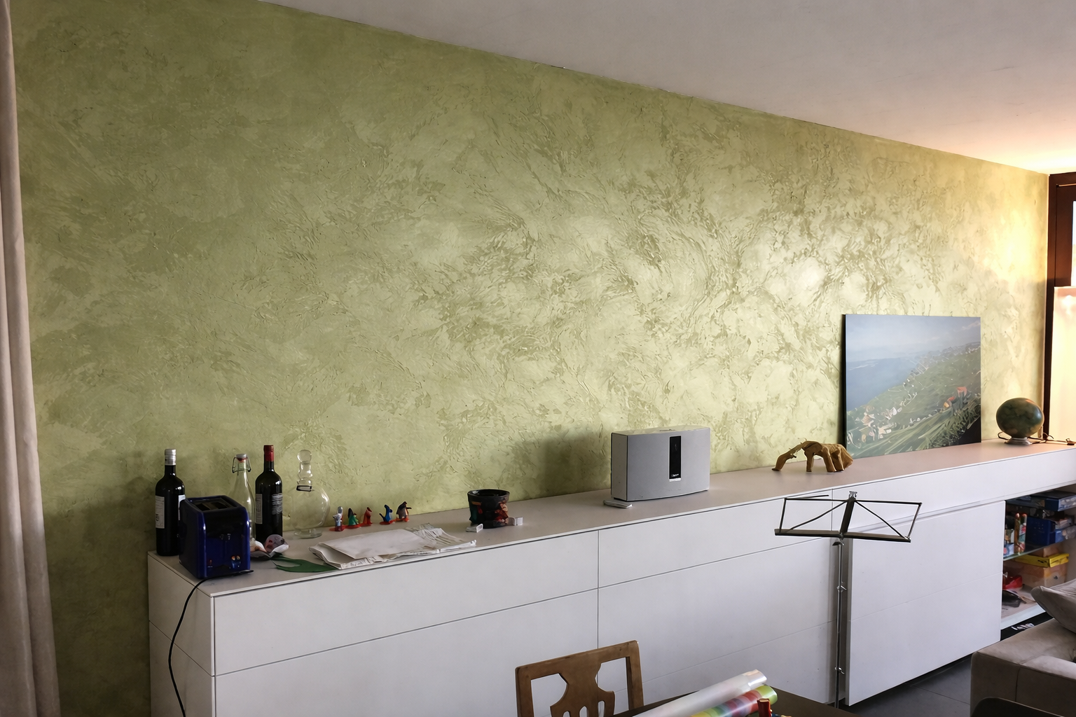 Luxuriöses Interieur mit Stucco Lustro – glänzende Kalkputzoberfläche in exklusivem Wohnraum